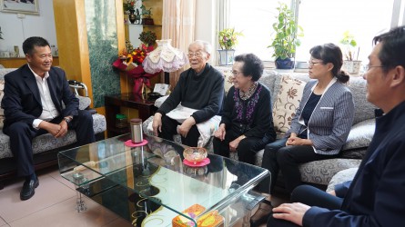 集團公司領(lǐng)導(dǎo)走訪慰問老干部