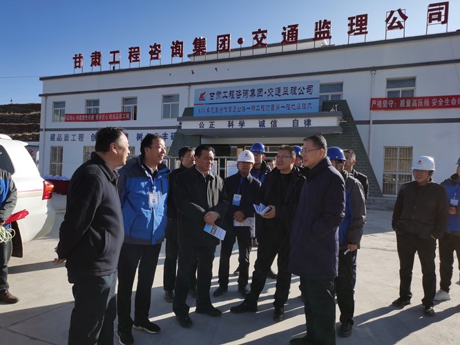 省交通運(yùn)輸廳黨組書記、廳長(zhǎng)李睿調(diào)研交通監(jiān)理公司承監(jiān)的卓合高速公路一期工程建設(shè)情況